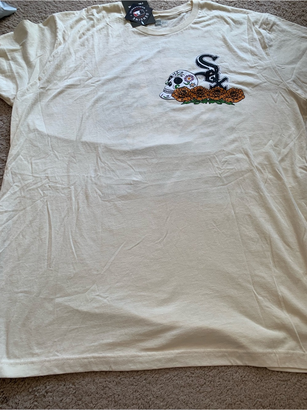 New Era Cream Short-Sleeve Tee with MLB White Sox Sugar Skull & Marigold Graphic